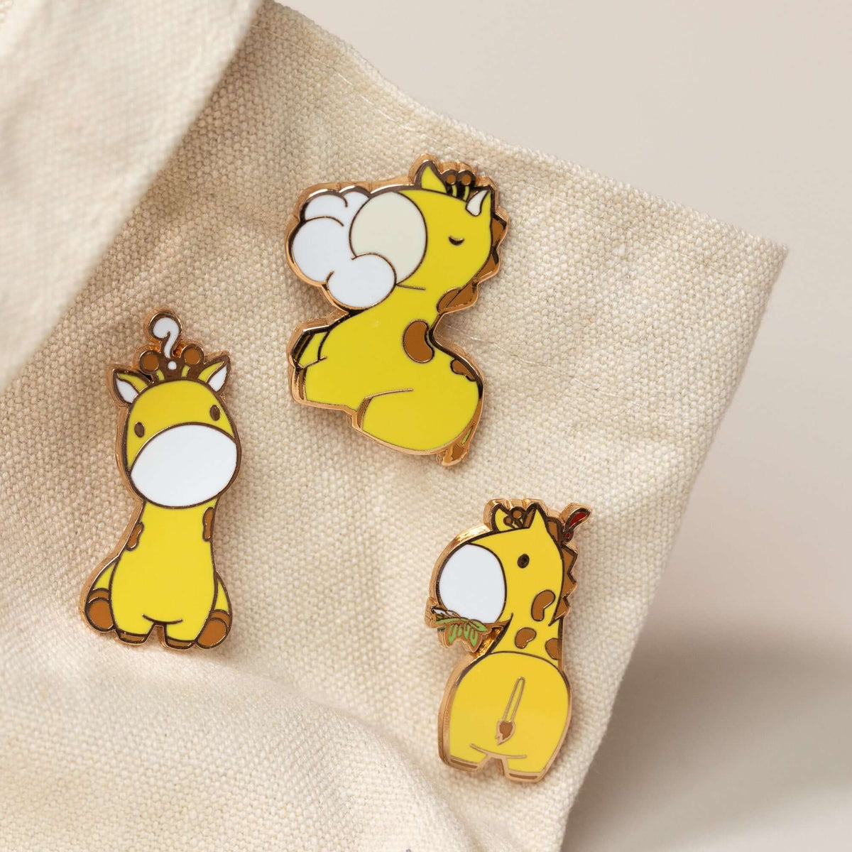 Giraffi Enamel Pin - Sleep - Bellzi